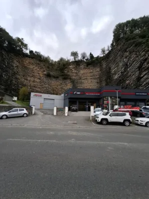 Pneuservis vykouslý do skály Irún