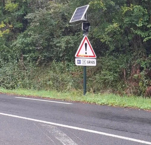 Před Saint-Jean-Pied-de-Port Bacha poutníci