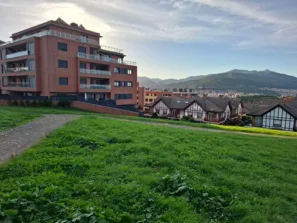 Příchod do&nbsp;Castro Urdiales. Baskická barevnost 