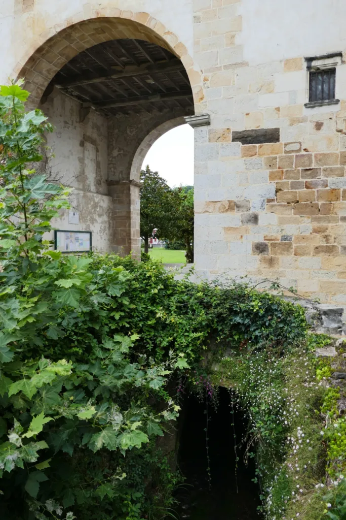 Saint-Pée-sur-Nivelle Église_Saint-Pierre potok pod kostelem