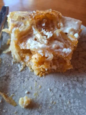 Tortilla de potatas nahoře karamelizovaná cibule v&nbsp;bílku 