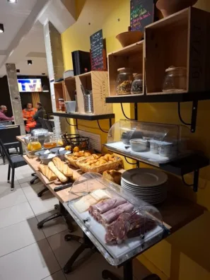 hotel Villa Bleue snídaňový stůl