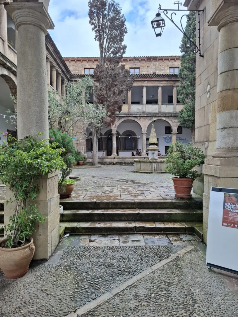 Aviles Iglesia de San Francisco rajský dvůr kláštera