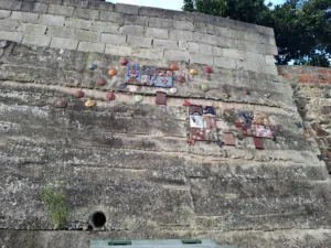 Poutnická ze´d u silnice do San Juan de la Arena