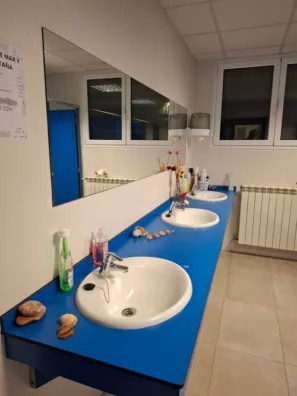 Albergue de peregrinos Mar y Montaña pánská koupelna