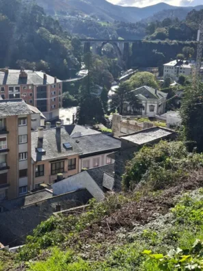 Lluarca pohled do&nbsp;údolí k&nbsp;horám