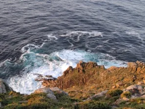 Moře pod Faro de Fisterra