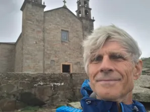 Muxia před kostelem Nosa Señora da barca Muxia