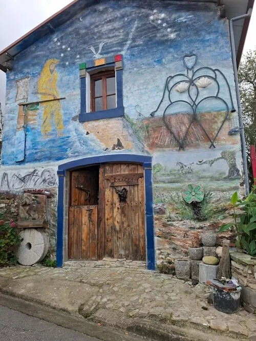 Soto de Luiña malovaný dům