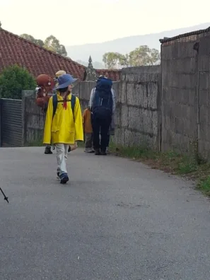 Dospělost nepřichází sama poutník ve žlutém